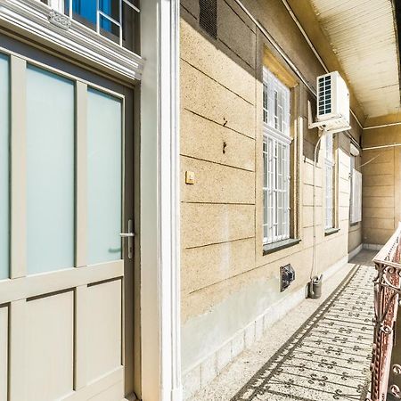 Sun-Splashed Retreat In The Heart Of A Vibrant Quarter Budapest Exterior foto