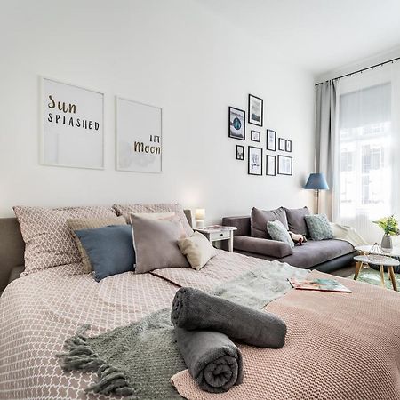 Sun-Splashed Retreat In The Heart Of A Vibrant Quarter Budapest Exterior foto