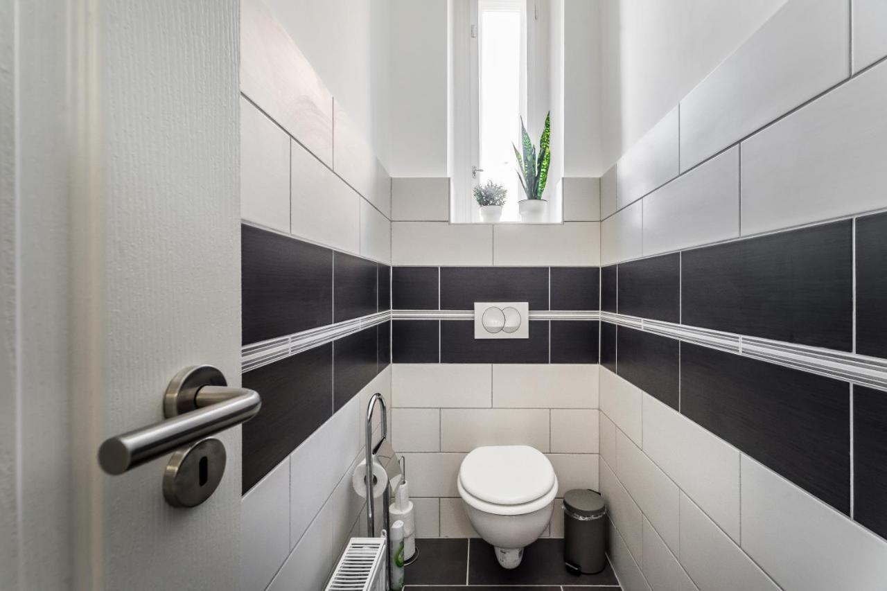 Sun-Splashed Retreat In The Heart Of A Vibrant Quarter Budapest Exterior foto