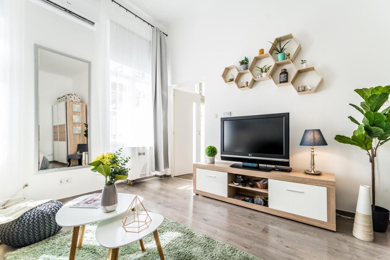Sun-Splashed Retreat In The Heart Of A Vibrant Quarter Budapest Exterior foto