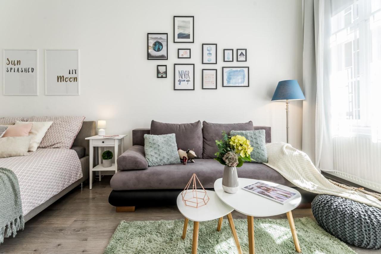 Sun-Splashed Retreat In The Heart Of A Vibrant Quarter Budapest Exterior foto